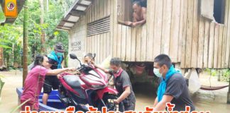 ทหารพรานเข้าให้ความช่วยเหลือผู้ประสบภัยน้ำท่วมในพื้นที่ อ.รือเสาะ จ.นราธิวาส ขนย้ายสิ่งของไว้บนที่สูง เพื่อช่วยเหลือประชาชนที่ได้รับความเดือดร้อน