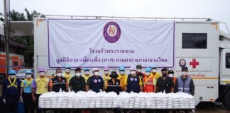 แม่ทัพภาคที่ 4 เยี่ยมให้กำลังใจพี่น้องประชาชนที่ได้รับผลกระทบจากสถานการณ์อุทกภัยในพื้นที่จังหวัดสุราษฎร์ธานี ย้ำกองทัพบกพร้อมช่วยเหลืออย่างทันท่วงที โดยไม่ต้องรอคำสั่ง เพราะทุกข์ของพี่น้องประชาชน เรารอไม่ได้