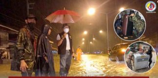เจ้าหน้าที่อำเภอกรงปินัง ช่วยขนย้ายสิ่งของขึ้นที่สูง หลังฝนตกต่อเนื่อง จนทำให้เกิดเอ่อท่วมพื้นที่ชุมชนหลายจุด