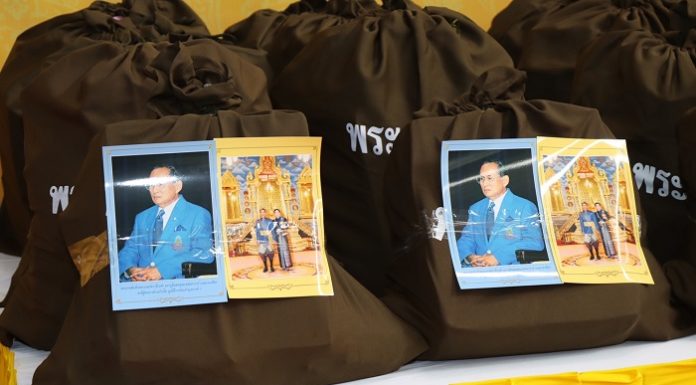 องคมนตรีเชิญสิ่งของพระราชทานเนื่องในวันปีใหม่ พุทธศักราช 2565 มอบแก่เจ้าหน้าที่ที่ปฏิบัติภารกิจในพื้นที่จังหวัดชายแดนภาคใต้