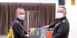 แม่ทัพภาคที่ 4 เป็นผู้แทน ผู้บัญชาการทหารบก มอบของขวัญปีใหม่ และสมุดไดอารี่กองทัพบกประจำปี 2565 แก่ผู้บังคับหน่วยขึ้นตรงกองทัพภาคที่ 4