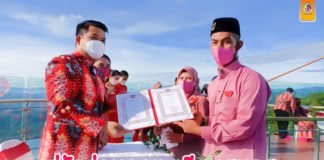 คู่รัก 31 คู่ ร่วมจดทะเบียนสมรส ในวันแห่งความรัก บนจุดชมวิวสกายวอร์ค ทะเลหมอกอัยเยอร์เวง อ.เบตง จ.ยะลา ท่ามกลางบรรยากาศสุดชื่นมื่น ภายใต้มาตรการป้องกันโควิด-19