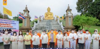 พุทธศาสนิกชนจังหวัดนราธิวาสร่วมกิจกรรมเนื่องในวันมาฆบูชา พิธีทำบุญตักบาตร และเวียนเทียนแสดงตนเป็นพุทธมามกะ รอบฐานองค์พระพุทธทักษิณมิ่งมงคล พระพุทธรูปที่ประทับกลางแจ้งขนาดใหญ่และงดงามที่สุดในภาคใต้