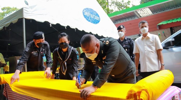 แม่ทัพภาคที่ 4 เป็นประธานพิธีเปิดกิจกรรมแห่ผ้าขึ้นธาตุ เจดีย์หลวงพ่อทวดหนอน เพื่อสืบสานประเพณีทางพระพุทธศาสนา