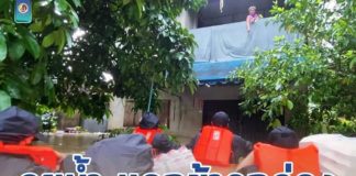 ลุยน้ำ แจกข้าวกล่องช่วยเหลือประชาชนประสบอุทกภัย