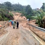 ทหารช่าง เร่งปรับพื้นที่ นำดินโคลนออกจากถนน ช่วยเหลือประชาชนให้สามารถสัญจรได้ตามปกติ