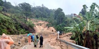 ทหารช่าง เร่งปรับพื้นที่ นำดินโคลนออกจากถนน ช่วยเหลือประชาชนให้สามารถสัญจรได้ตามปกติ