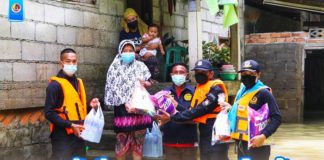 ทหารพรานลุยน้ำ แจกถุงยังชีพบรรเทาความเดือดร้อนผู้ประสบภัยน้ำท่วม ในพื้นที่ อ.ระแงะ จ.นราธิวาส