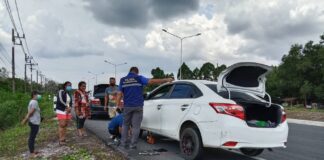 ทหารช่วยเหลือประชาชนที่รถยางแตกข้างถนน