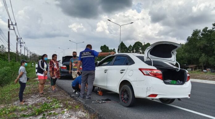 ทหารช่วยเหลือประชาชนที่รถยางแตกข้างถนน