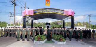 แม่ทัพภาคที่ 4 เป็นประธานในพิธีเปิดป้ายซุ้มประตูค่ายรัตนรังสรรค์ ก่อนเปิดสนามฟุตบอลหญ้าเทียม และมอบอุปกรณ์กีฬาให้กำลังพล และบุตรหลานใช้ในการออกกำลังกาย