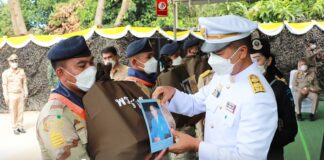 ผู้ว่าราชการจังหวัดปัตตานี เป็นผู้แทนองคมนตรี เชิญสิ่งของพระราชทานมอบแก่เจ้าหน้าที่ ประชาชน ที่ได้รับผลกระทบจากเหตุการณ์ความไม่สงบในพื้นที่จังหวัดปัตตานี