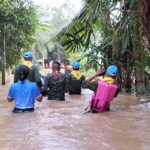 เจ้าหน้าที่ทหาร เร่งช่วยเหลือประชาชน ในพื้นที่ ต.ปริก อ.สะเดา จ.สงขลา ที่ได้รับผลกระทบจากน้ำในคลองอู่ตะเภา ล้นตลิ่งเข้าท่วมบ้านและพื้นที่การเกษตร