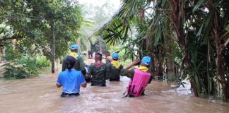 เจ้าหน้าที่ทหาร เร่งช่วยเหลือประชาชน ในพื้นที่ ต.ปริก อ.สะเดา จ.สงขลา ที่ได้รับผลกระทบจากน้ำในคลองอู่ตะเภา ล้นตลิ่งเข้าท่วมบ้านและพื้นที่การเกษตร
