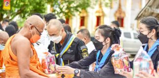 ทหารพราน 30 ทำบุญตักบาตร ข้าวสาร อาหารแห้ง แด่พระภิกษุสงฆ์ เนื่องในวันวิสาขบูชา ประจำปี 2565