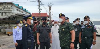 มทภ.4 เดินทางลงพื้นที่ติดตามเหตุการณ์คนร้ายลอบโจมตี สถานีตำรวจน้ำตากใบ พร้อมมอบนโยบายคุมเข้มพื้นที่ ให้กำลังใจผู้ประกอบการร้านค้า พี่น้องประชาชนบริเวณที่เกิดเหตุ ริมแม่น้ำโกลก