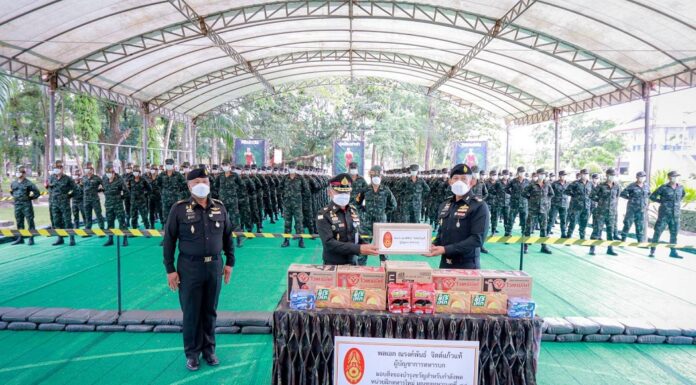 ผบ.ทบ. เยี่ยมหน่วยฝึกทหารใหม่ พื้นที่ภาคใต้ ขอบคุณทหารใหม่ในการทำหน้าที่ลูกผู้ชาย และภูมิใจในความเป็นทหารของชาติ ย้ำหน่วยฝึกดูแลน้องคนเล็กให้เปรียบเสมือนคนในครอบครัว