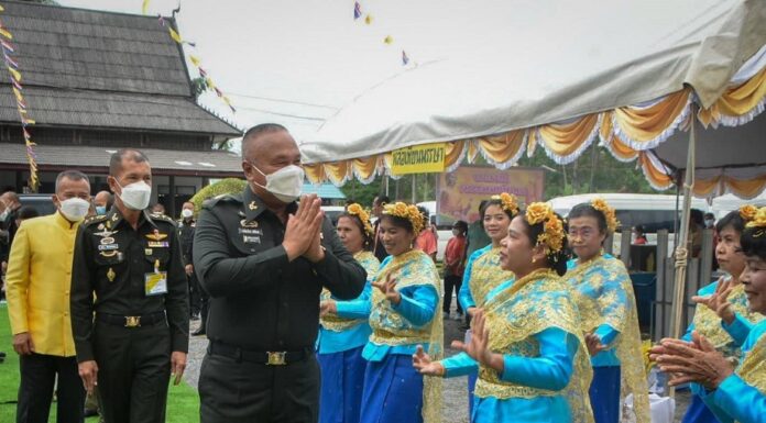 แม่ทัพภาคที่ 4 เป็นประธานในพิธีทอดผ้าป่าสามัคคี สมทบทุนบูรณะซ่อมแซ่มศาลาอเนกประสงค์ที่ทรุดโทรม วัดโมลีนิมิต อำเภอโคกโพธิ์ จังหวัดปัตตานี