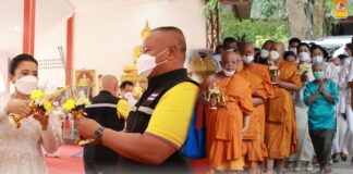 พุทธศาสนิกชน จ.ยะลาใช้เวลาช่วงวันหยุดยาวไหว้พระ เวียนเทียนกับครอบครัว เนื่องในวันอาสาฬหบูชา เป็นจำนวนมาก