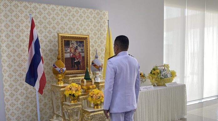 พระบาทสมเด็จพระเจ้าอยู่หัว และสมเด็จพระนางเจ้าฯ พระบรมราชินี พร้อมด้วย กรมสมเด็จพระเทพฯ ทรงพระกรุณาโปรดเกล้าฯ ให้ ผู้ว่าราชการจังหวัดสงขลา เชิญดอกไม้และสิ่งของพระราชทาน เข้าเยี่ยม แม่ทัพภาคที่ 4 และ จนท. ทหาร 6 นาย หลังเฮลิคอปเตอร์ลงจอดฉุกเฉินในพื้นที่ อ.เทพา จ.สงขลา เมื่อ 15 กรกฎาคม 2565 ที่ผ่านมา