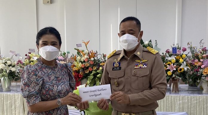 พลเอก ประยุทธ์ จันทร์โอชา นายกรัฐมนตรี มอบ ผู้ว่าราชการจังหวัดสงขลา เป็นผู้แทนมอบกระเช้าเยี่ยมและเงินช่วยเหลือแก่ แม่ทัพภาคที่ 4 และ จนท. ทหาร 6 นาย หลังเฮลิคอปเตอร์ลงจอดฉุกเฉินในพื้นที่ อ.เทพา จ.สงขลา เมื่อ 15 กรกฎาคม 2565 ที่ผ่านมา