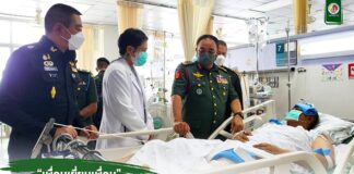 “เพื่อนเยี่ยมเพื่อน” ผู้บัญชาการกองกำลังสนามกองทัพบกมาเลเซีย บินตรง เยี่ยมให้กำลังใจแม่ทัพภาคที่ 4 พร้อมเจ้าหน้าที่ทั้ง 6 นาย จากเหตุการณ์เฮลิคอปเตอร์ ลงจอดฉุกเฉิน เมื่อวันที่ 15 ก.ค. ที่ผ่านมา