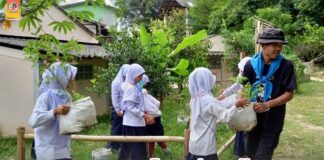 โครงการ “อาหารชุมชนโรงเรียนต้นแบบ” ตามแนวคิดหลักเศรษฐกิจแบบพอเพียงมุ่งเน้นให้ทุกคนสามารถพึ่งพาตนเองได้