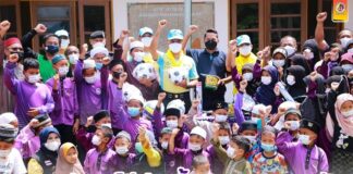 รองแม่ทัพภาคที่ 4 มอบอุปกรณ์กีฬาและเลี้ยงอาหารกลางวันให้แก่เด็กนักเรียน