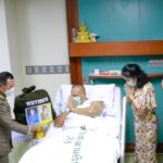 พระบาทสมเด็จพระเจ้าอยู่หัว ทรงพระกรุณาโปรดเกล้าฯ ให้ องคมนตรี ปฏิบัติภารกิจเยี่ยมให้กำลังใจ พร้อมเชิญสิ่งของพระราชทาน มอบแก่ แม่ทัพภาคที่ 4 และกำลังพลที่ได้รับบาดเจ็บจากการปฏิบัติหน้าที่ในพื้นที่จังหวัดชายแดนภาคใต้