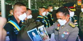 พลเอก ไพบูลย์ คุ้มฉายา องคมนตรี ปฏิบัติภารกิจในพื้นที่จังหวัดยะลา เชิญสิ่งของพระราชทานมอบแก่เจ้าหน้าที่ในพื้นที่จังหวัดชายแดนภาคใต้