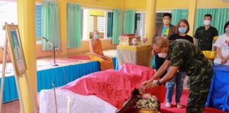 รองแม่ทัพภาคที่ 4 เป็นประธานในพิธีรดน้ำศพ พร้อมเยี่ยมปลอบขวัญประชาชนและญาติผู้เสียชีวิต