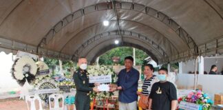 รอง ผอ.รมน.ภาค 4 สน. เป็นประธานในพิธีสวดพระอภิธรรมศพ พร้อมเยี่ยมปลอบขวัญประชาชนและญาติผู้เสียชีวิต