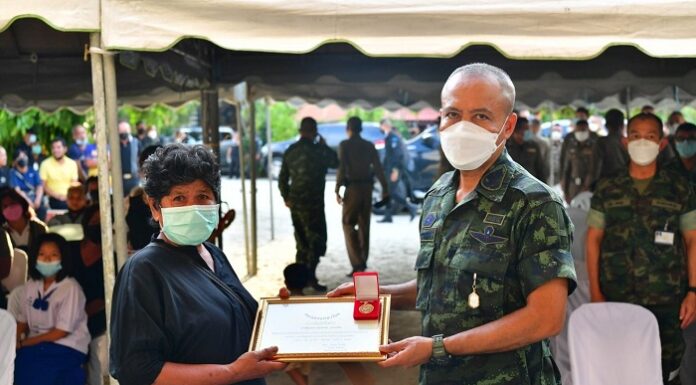 รองแม่ทัพภาคที่ 4 รดน้ำศพกำลังพลที่เสียชีวิตจากเหตุการณ์ความรุนแรงในพื้นที่