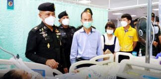 รอง มทภ.4 เยี่ยมให้กำลังใจผู้ได้รับบาดเจ็บจากเหตุคนร้ายลอบวางระเบิดในสวนยางฯ ในพื้นที่ อ.สุไหงปาดี จ.นราธิวาส