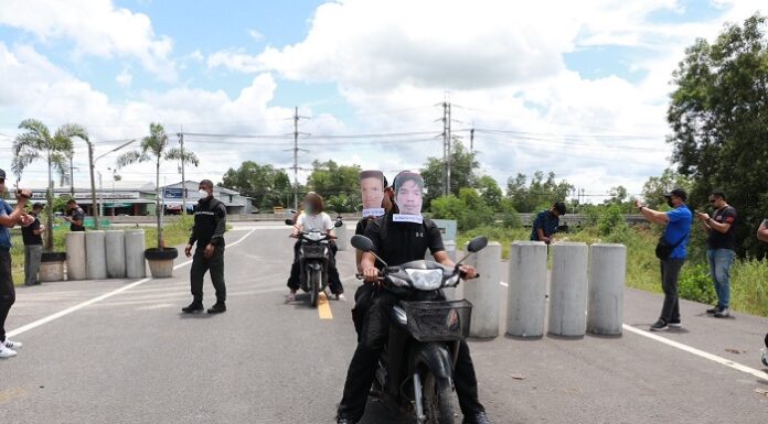 เจ้าหน้าที่นำผู้ต้องสงสัยคดีลอบวางระเบิดและวางเพลิงปั๊มน้ำมันบางจาก ชี้จุดก่อเหตุ หลัง“รับสารภาพเป็นผู้ก่อเหตุจริง”