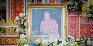 พิธีสวดอภิธรรมอุทิศกุศลถวายแด่พระครูอนุศาสน์กิจจาทร (พ่อท่านเขียว กิตุติคุโน) ประชาชนและศิษย์ญานุศิษย์ เข้าร่วมพิธีอย่างคับคั่ง