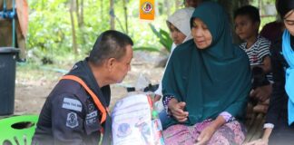 พบปะพัฒนาสัมพันธ์ พร้อมมอบถุงยังชีพให้กับประชาชน พื้นที่อำเภอรือเสาะ จังหวัดนราธิวาส