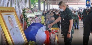 แม่ทัพภาคที่ 4 รดน้ำศพวีรชนทหารกล้า ท่ามกลางความอาลัย ย้ำดูแลสิทธิและสวัสดิการ พร้อมสั่งเร่งติดตามจับกุมผู้กระทำผิดมาดำเนินคดีตามกฎหมายโดยเร็ว