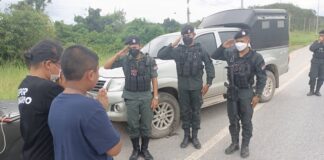 ตำรวจเข้าช่วยเหลือประชาชนที่รถยนต์เกิดปัญหา ให้สามารถขับต่อไปได้ตามปกติ