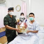 รองแม่ทัพภาคที่ 4 รุดเยี่ยมติดตามอาการน้อง ๆ นักศึกษาวิชาทหารชั้นปีที่ 1 เข้ารักษาตัวจากอาการเจ็บป่วยในระหว่างการฝึก เพื่อปลอบขวัญและสร้างกำลังใจ นศท. ทุกนาย