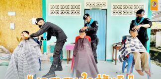 “เกศาสานใจ สู่สันติ” พี่ทหารออกให้บริการตัดผมเคลื่อนที่ให้กับน้องนักเรียน