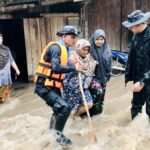 ทหารพราน 44 เร่งออกช่วยเหลือประชาชนที่ได้รับผลกระทบจากน้ำท่วมฉับพลัน ในเขตพื้นที่ อ.สายบุรี จ.ปัตตานี