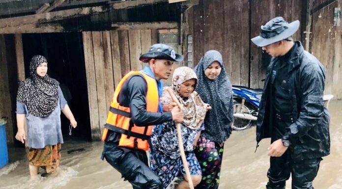 ทหารพราน 44 เร่งออกช่วยเหลือประชาชนที่ได้รับผลกระทบจากน้ำท่วมฉับพลัน ในเขตพื้นที่ อ.สายบุรี จ.ปัตตานี