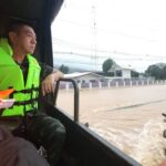 แม่ทัพภาคที่ 4 ลุยน้ำเข้าช่วยเหลือประชาชน จากอุทกภัยในพื้นที่อำเภอหาดใหญ่ จังหวัดสงขลา สั่งหน่วยในพื้นที่เร่งสำรวจ และช่วยเหลือประชาชนโดยด่วน