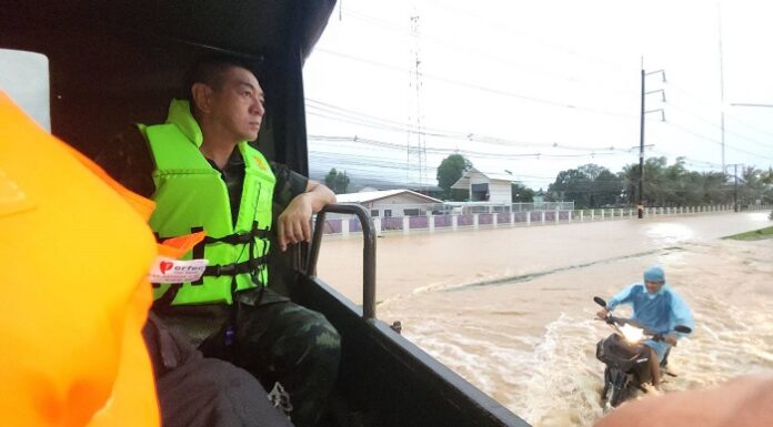 แม่ทัพภาคที่ 4 ลุยน้ำเข้าช่วยเหลือประชาชน จากอุทกภัยในพื้นที่อำเภอหาดใหญ่ จังหวัดสงขลา สั่งหน่วยในพื้นที่เร่งสำรวจ และช่วยเหลือประชาชนโดยด่วน