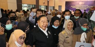 ลุงป้อม ลุยปัตตานี โชว์ผัดซีอิ๊วช่วยชาวบ้านน้ำท่วม พร้อมหนุน 6 โครงการ กพต.พัฒนา ชายแดนใต้ ฟื้นเศรษฐกิจ ยกระดับคุณภาพชีวิต ปชช.