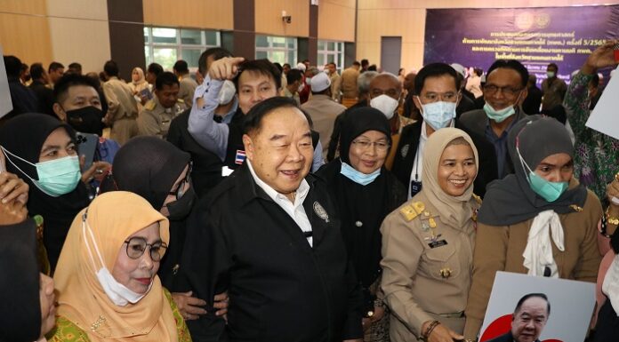 ลุงป้อม ลุยปัตตานี โชว์ผัดซีอิ๊วช่วยชาวบ้านน้ำท่วม พร้อมหนุน 6 โครงการ กพต.พัฒนา ชายแดนใต้ ฟื้นเศรษฐกิจ ยกระดับคุณภาพชีวิต ปชช.