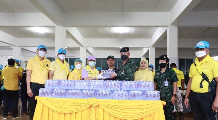 ร่วมกันบรรจุข้าวกล่องและน้ำดื่ม เพื่อช่วยเหลือผู้ประสบอุทกภัยในพื้นที่ ต.กายูบอเกาะ อ.รามัน จ.ยะลา