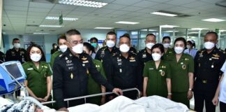 แม่ทัพภาคที่ 4 เยี่ยมให้กำลังใจผู้ได้รับบาดเจ็บจากเหตุความรุนแรงในพื้นที่จังหวัดชายแดนภาคใต้ ขอบคุณที่เสียสละทั้งชีวิตและร่างกาย ในการปฏิบัติหน้าที่ของลูกผู้ชายอย่างสมเกียรติ ขอให้ทุกคนมีกำลังใจที่จะรักษาตัวเพื่อตัวเองครอบครัว และประเทศชาติต่อไป