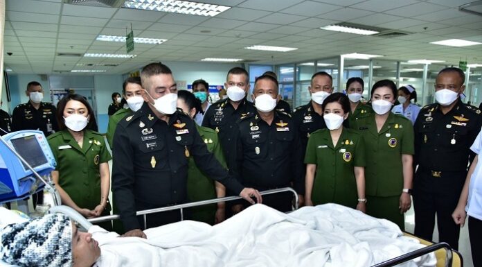 แม่ทัพภาคที่ 4 เยี่ยมให้กำลังใจผู้ได้รับบาดเจ็บจากเหตุความรุนแรงในพื้นที่จังหวัดชายแดนภาคใต้ ขอบคุณที่เสียสละทั้งชีวิตและร่างกาย ในการปฏิบัติหน้าที่ของลูกผู้ชายอย่างสมเกียรติ ขอให้ทุกคนมีกำลังใจที่จะรักษาตัวเพื่อตัวเองครอบครัว และประเทศชาติต่อไป